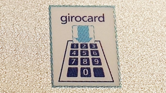 Symbol mit einer Zahlentastatur auf einer Girocard. © NDR 
