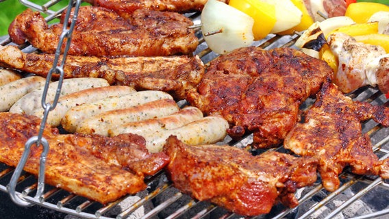 Verschiedene Fleischsorten auf einem Grill. © imageo images Foto: stock&people