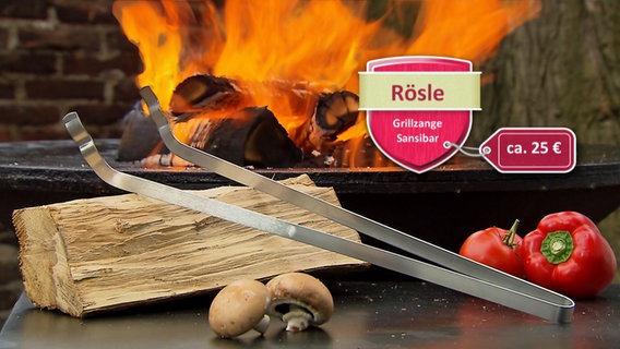 Eine Grillzange der Firma Rösle liegt auf einem Tisch vor einem Grill. © WDR 