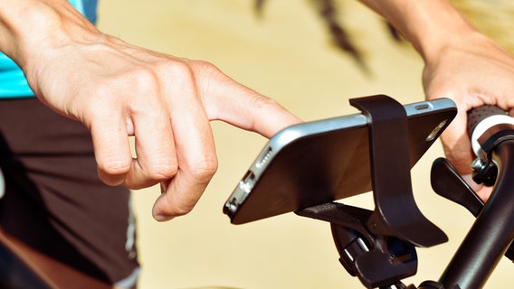 Ein Handy ist am Lenker eines Fahrrades befestigt. © COLOURBOX Foto: nito