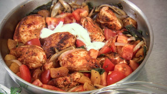 Geschmorte Hühnerbrust mit Zwiebeln, Tomaten und Aprikosen  
