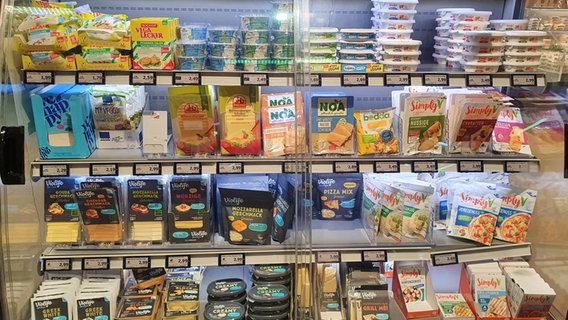 Ein Supermarkt-Kühlregal mit vielen verschiedenen Packungen von veganem Käse-Ersatz © Verbraucherzentrale Hamburg 