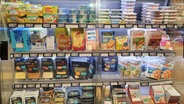 Ein Supermarkt-Kühlregal mit vielen verschiedenen Packungen von veganem Käse-Ersatz © Verbraucherzentrale Hamburg 