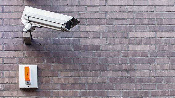 Überwachungskamera an einer Hauswand © fotolia Foto: joachimplehn