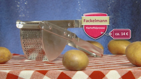 Eine Kartoffelpresse liegt auf einem Tisch, daneben liegen einige Kartoffeln. © WDR / NDR Fernsehen 