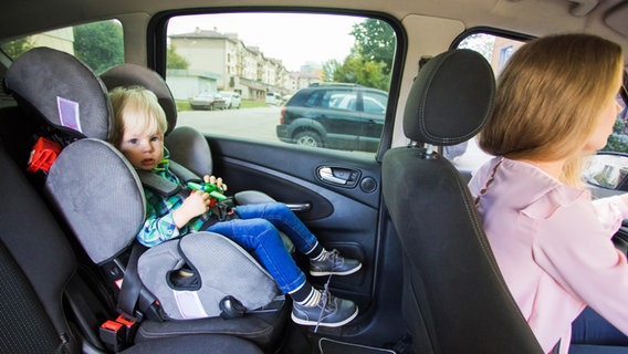 Ein Junge sitzt im Auto in einem Kindersitz auf der Autorückbank. © picture alliance / Zoonar Foto: OKSANA SHUFRYCH