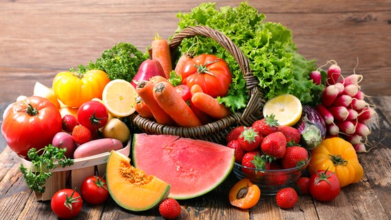 Ein Korb mit unterschiedlichen Obst und Gemüsesorten. © colourbox Foto: -