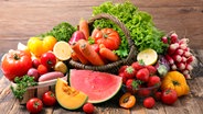 Ein Korb mit unterschiedlichen Obst und Gemüsesorten. © colourbox Foto: -