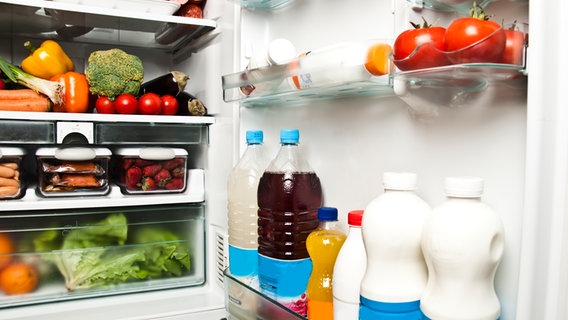 Ein gefüllter Kühlschrank mit geöffneter Tür. © colourbox Foto: fuzzbones