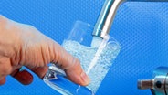 Mann hält ein Glas unter den Wasserhahn. © fotolia Foto: stefan weis