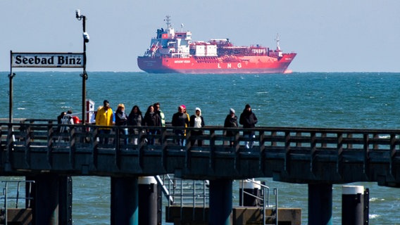 Ein LNG-Shuttle-Tanker liegt vor der Küste der Insel Rügen. © picture alliance/dpa Foto: Stefan Sauer