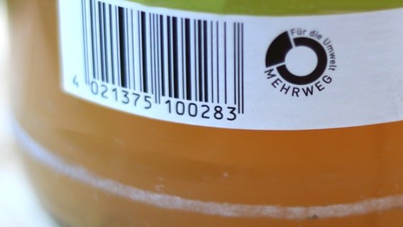 Etikett einer Mehrwegflasche mit dem Aufdruck "Für die Umwelt - Mehrweg" © NDR Foto: Elke Janning