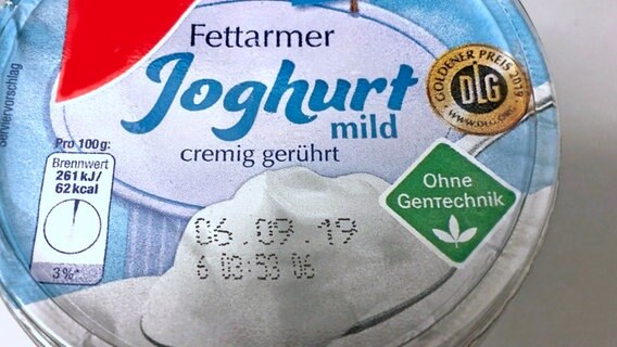 Der Deckel eines Joghurtbechers mit Mindesthaltbarkeitsdatum. © NDR 