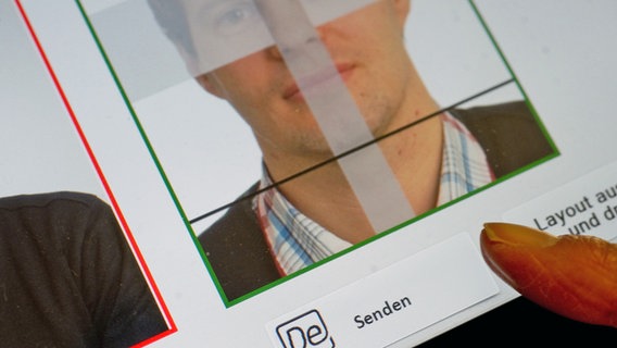 Ein digitales Passfoto wird über eine spezielle Software versendet. Ein digitales Passfoto wird über eine spezielle Software versendet. © picture alliance / dpa Foto: Swen Pförtner