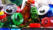 Pfandflaschen und -dosen liegen, zum Teil kaputt, auf einem Haufen. © picture alliance / Zoonar | monticello 