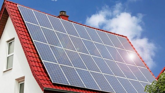 Eine Photovoltaikanlage auf dem Dach eines Einfamilienhauses. © imago images / U. J. Alexander 