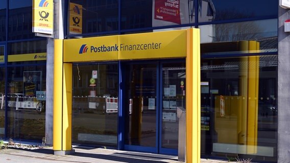 Der Eingang eines Postbank Finanzcenters, deutlich zu erkennen: Logo und Schriftzug © picture alliance/dpa Foto: Horst Galuschka