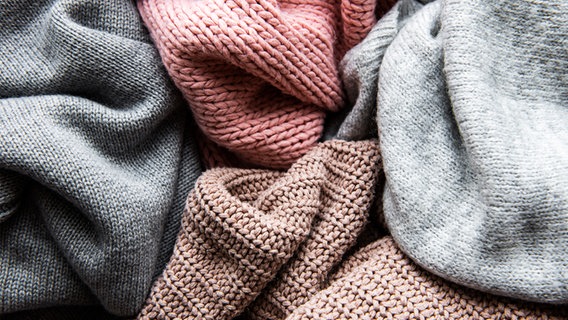 Nahansicht von weichen Pullovern. © Colourbox 