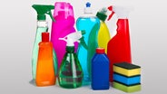 Verschiedene Putzmittel in Flaschen und Putzschwämme. © Fotolia Foto: Picture-Factory