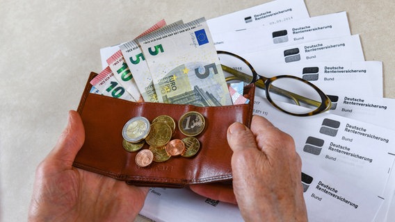 Ein Rentnerin zählt das Geld in ihrem Portemonnaie © Picture-Alliance / Bildagentur-online / Joko 