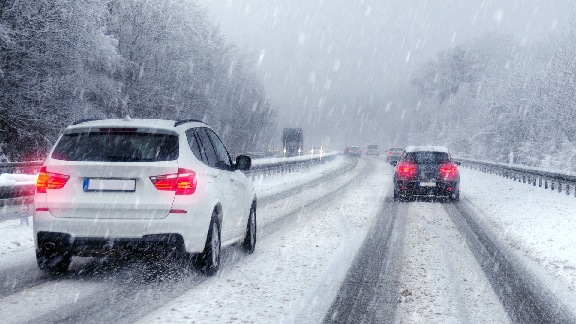 Parken im Winter: So parken Sie Ihr Auto sicher, wenn es schneit