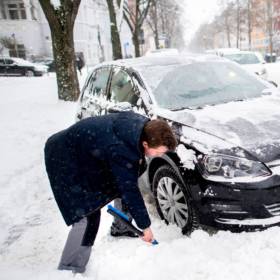 Schnee vom Auto entfernen »  – Billige Autos – Infos & News