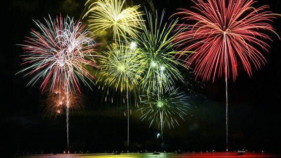 Buntes Feuerwerk über einem See. © fotolia Foto: Sherri Camp