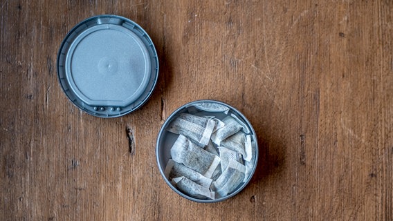 Mehrere Snus-Beutel in einer Dose auf dem Tisch. © Colourbox Foto: Adam Höglund