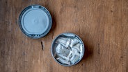 Mehrere Snus-Beutel in einer Dose auf dem Tisch. © Colourbox Foto: Adam Höglund