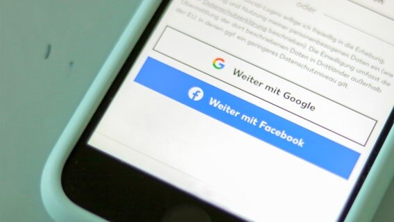Der Bildschirm eines Smartphones, auf dem Bezahl-Buttons von Facebook und Google zu sehen sind © NDR Foto: Elke Janning
