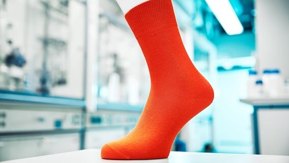 Socke aus Textilfasern mit CO₂ Socke aus Textilfasern mit CO₂ © Covestro AG