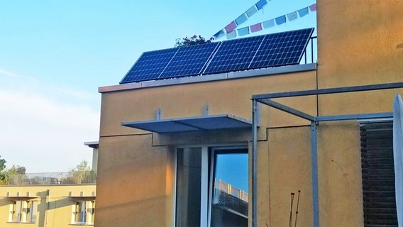 Eine Mini-Solaranlage an einem Balkon. © NDR Foto: Irene Altenmüller