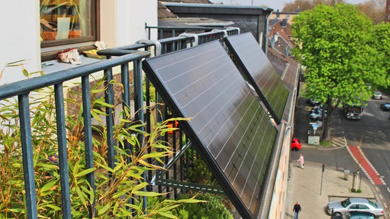 Zwei Solar-Panels an einem Balkon. © Solarheld /Infinitum Energie 