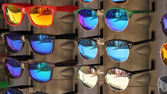 A booth selling various sunglasses © Fotolia.com Photo: maho