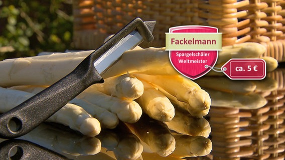 Ein Spargelschäler der Firma Fackelmann liegt auf Spargelstangen auf einem Tisch. © WDR 