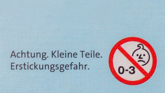 Kennzeichnung zur Altersbeschränkung "ab 3 Jahren" auf einem Spielzeug. © NDR Foto: Elke Janning