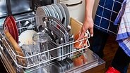 Geschirr und ein Topf in einer Spülmaschine © colourbox Foto: Kzenon