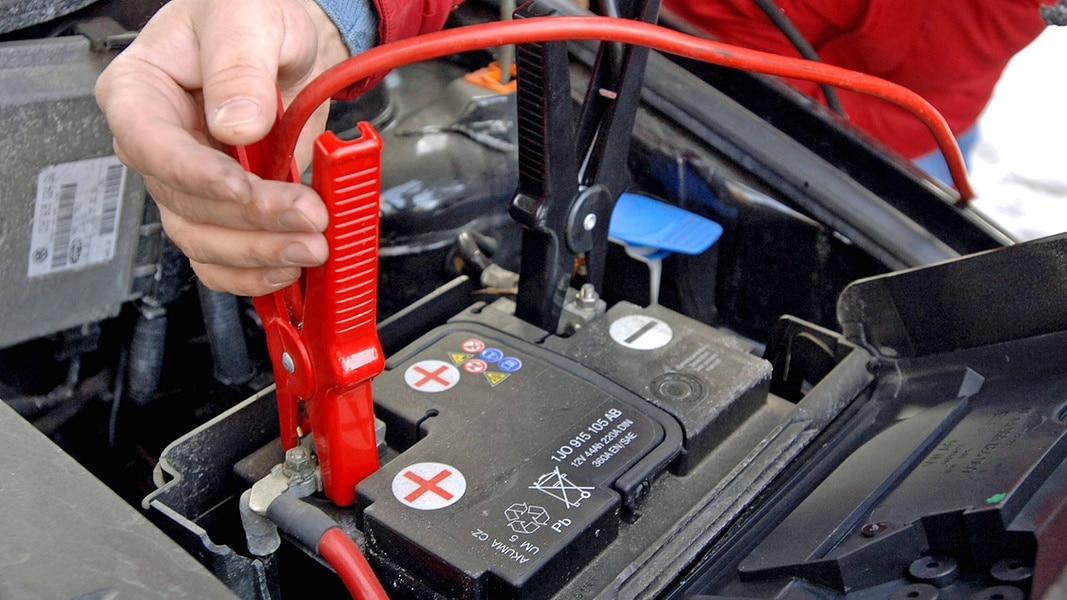 Starthilfekabel für Autobatterie ist leer. Autobatterieladegerät Die  Autobatterie ist leer. auto service jumper batterie transportkonzept.  7136312 Stock-Photo bei Vecteezy