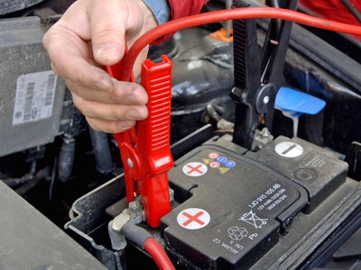 Starthilfe geben: Die Auto-Batterie richtig überbrücken