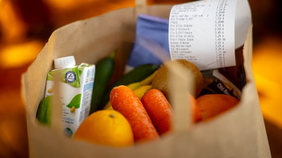 Ein Kassenbon liegt auf den Lebensmitteln in einer Einkaufstüte. © picture alliance/dpa | Sina Schuldt Foto: Sina Schuldt