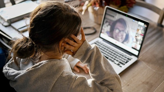 Ein Mädchen schaut auf einen Computer-Bildschirm. © Picture Alliance / Fotosicki Foto: Riccardo Giordano