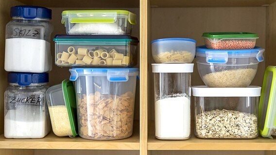 Lebensmittelvorräte stehen in Plastikdosen in einem Schrank. © imago images / Jochen Tack 