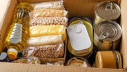 Verschiedene Lebensmittel für den Notfall-Vorrat in einem Karton © picture alliance / Zoonar Foto: Olena Mykhaylova