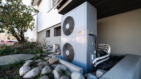 The ventilation system of a heat pump is in front of a residential building.  © picture alliance/dpa Photo: Silas Stein