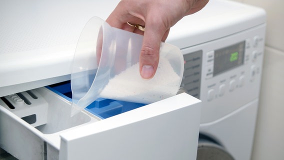 Waschpulver wird bei einer Waschmaschine eingefüllt. © Colourbox Foto: Proxima Studio