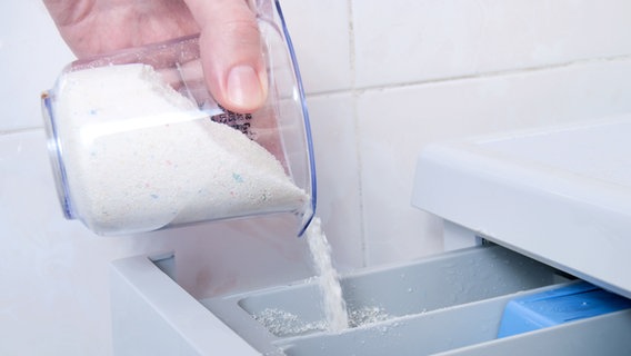 Nahansicht einer Waschanleitung auf einem Waschmittel. © Colourbox Foto: -