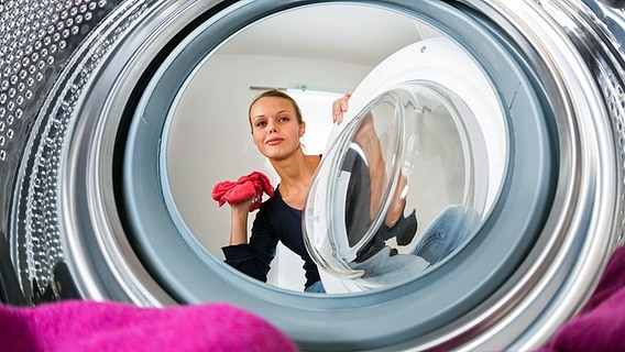 Die Trommel einer Waschmaschine mit geöffneter Tür © imago/Panthermedia 