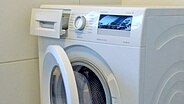 Waschmaschine mit offener Waschmittelschublade und Tür © NDR Foto: Axel Franz
