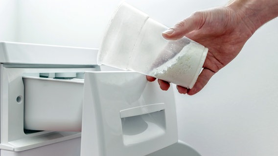 Waschpulver wird in eine Waschmaschine gefüllt © fotolia.com Foto: Gajus