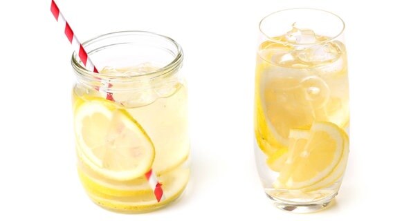 Wasser, mit Zitronenscheiben aromatisiert. © picture alliance / PantherMedia | Sergejs Rahunoks 